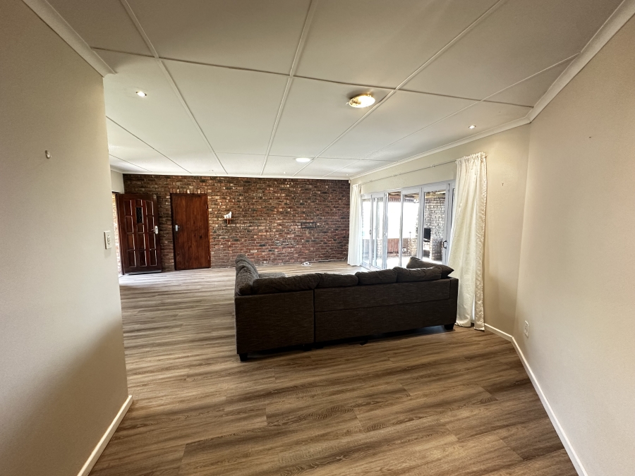 To Let 4 Bedroom Property for Rent in Winterstrand Eastern Cape